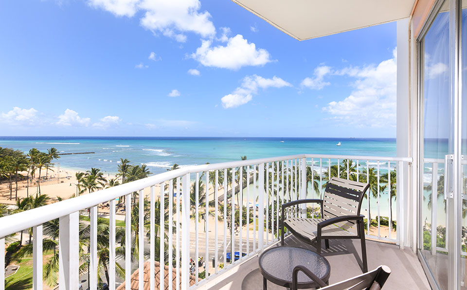 真っ青なワイキキビーチを見渡します