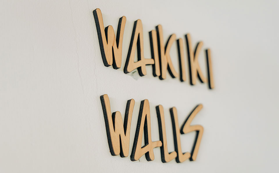 ワイキキウォールズ - サイン